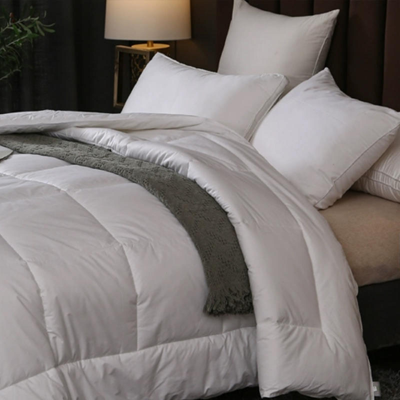 Cotton 233T white anti-allergic microfiber hotel comforter